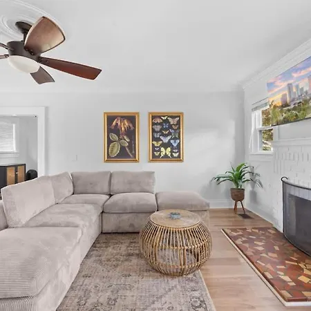 Spacious Modern Farmhouse W/ Private Patio & Bbq!